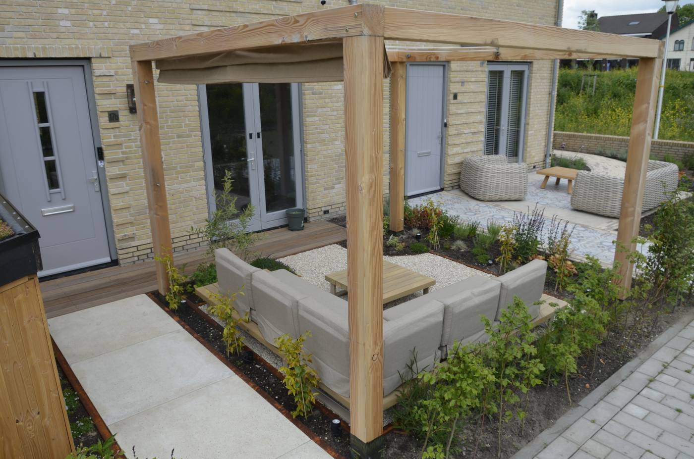 Houten pergola met loungeset op het terras, tuinaanleg Berkel en Rodenrijs