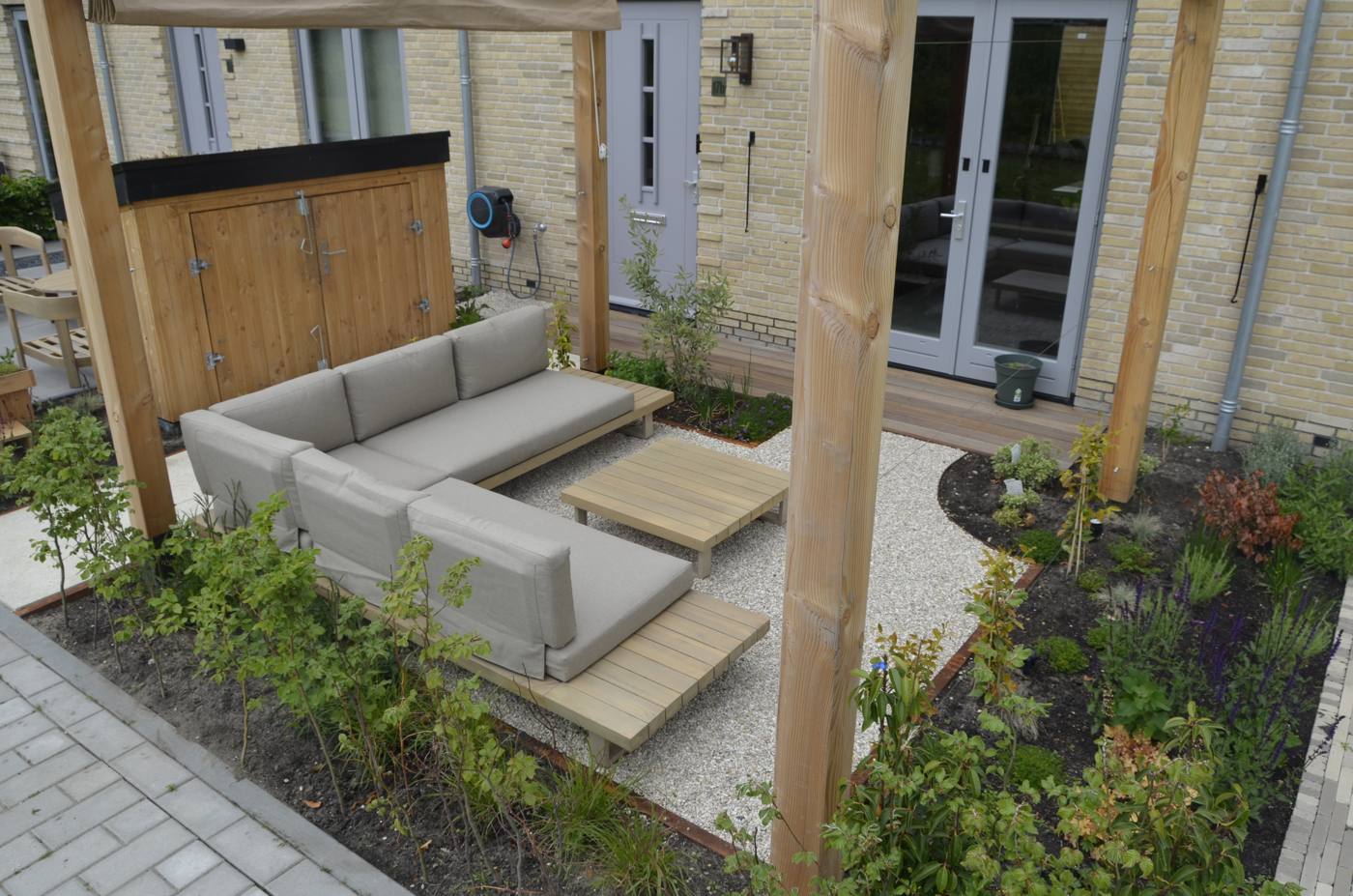 Loungeset onder de pergola met beplanting, tuin Berkel en Rodenrijs