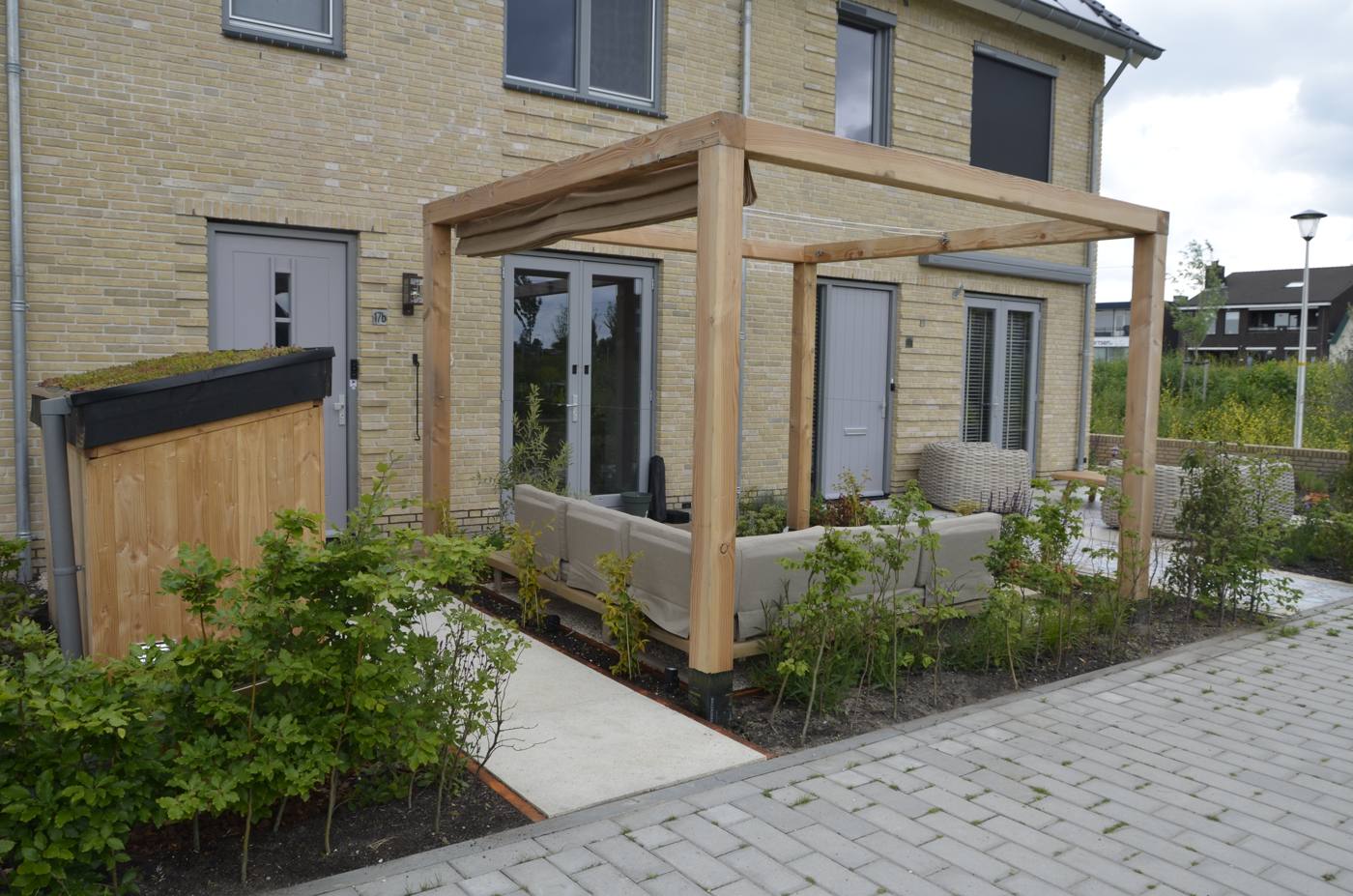 Pergola en bestrating bij de tuinaanleg in Berkel en Rodenrijs
