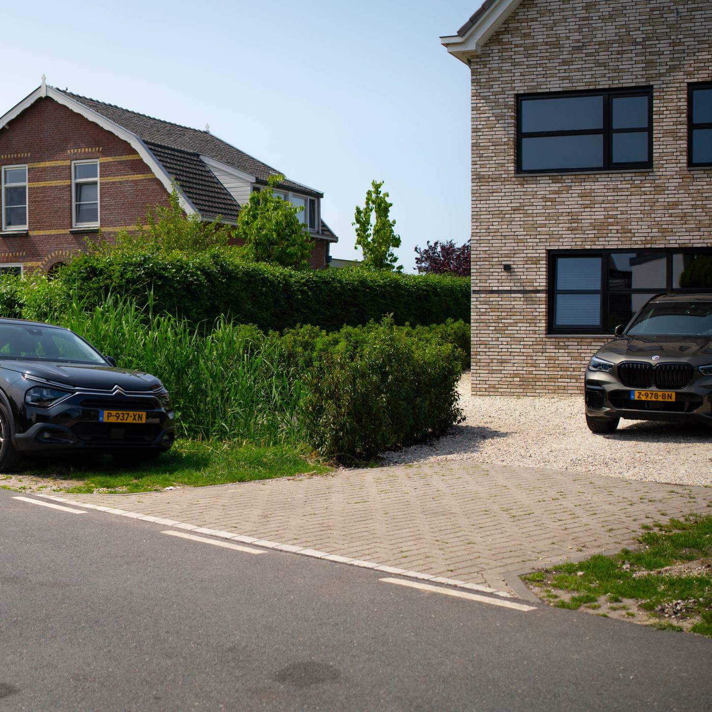 Oprit met grind en beplanting bij de moderne woning