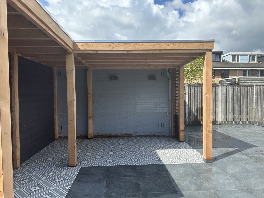 Tuinaanleg Bergschenhoek, strakke tuin met veranda, bestrating en pergola
